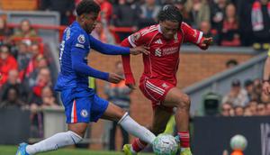 Andrey Santos dari Chelsea melakukan tekel terhadap Rio Ngumoha dari Liverpool selama pertandingan Liga Inggris antara Liverpool dan Chelsea di Liverpool, Inggris, Sabtu, 9 Mei 2026. (AP Photo/Ian Hodgson)
