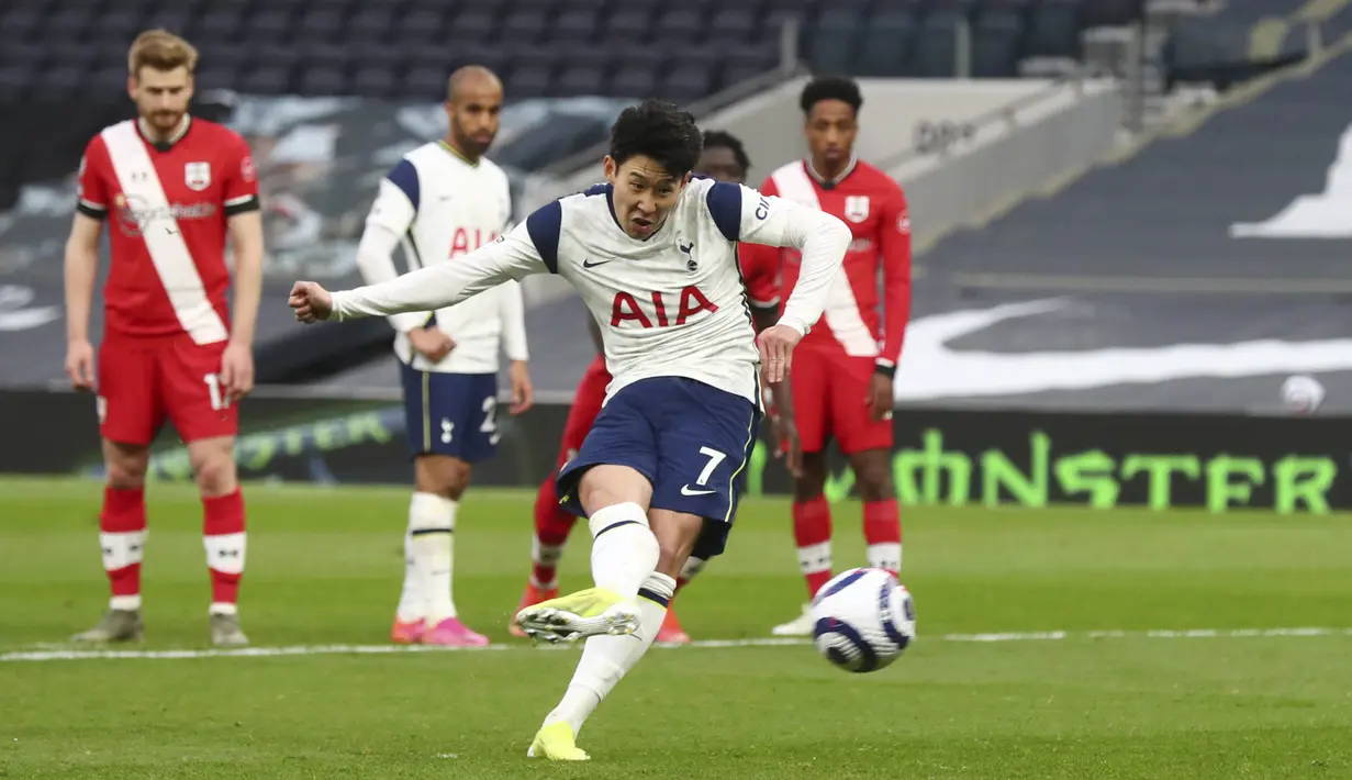 Penyerang Tottenham Hotspur, Son Heung-min, melepaskan tendangan penalti saat melawan Southampton pada laga Liga Inggris di London, Rabu (21/4/2021). Tottenham menang dengan skor 2-1. (Clive Rose/Pool via AP)