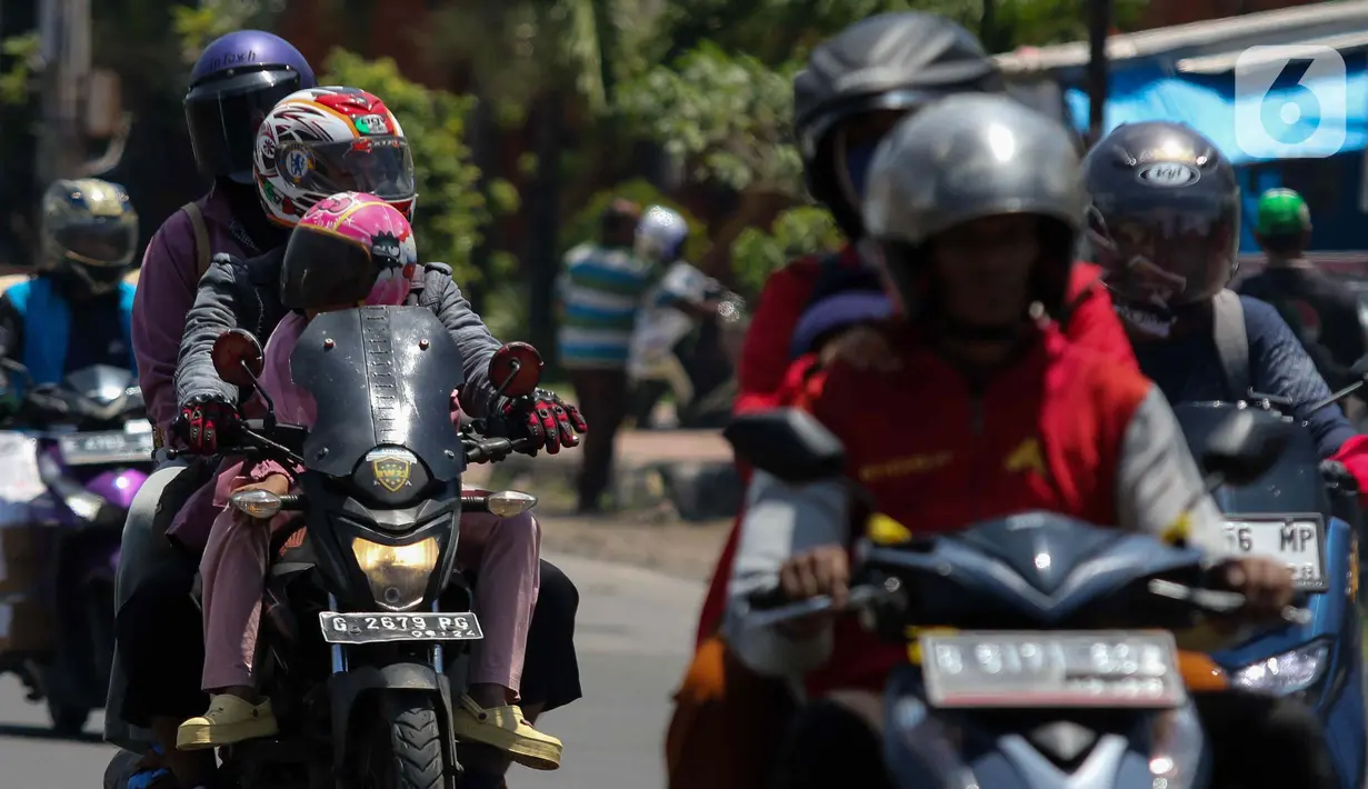 Mereka memilih menggunakan sepeda motor sebagai moda transportasi mudik dengan alasan lebih cepat sampai tujuan dan tidak macet. (Liputan6.com/Herman Zakharia)