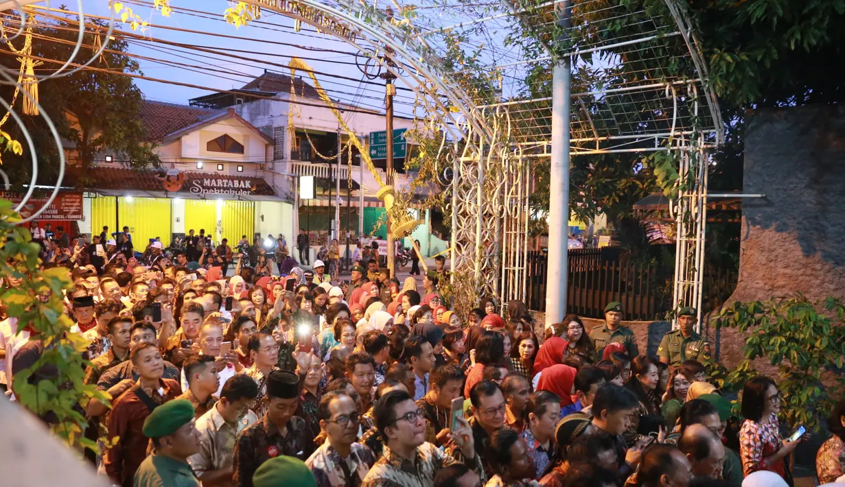 Ribuan pengikut setia presiden Jokowi mulai mengantre masuk ke kediaman Jokowi. Para tamu itu didominasi dengan mengenakan kemeja batik dan baju putih dengan pin di dadanya. Pin sebagai tanda identitas acara tersebut. (Adrian Putra/Bintang.com)