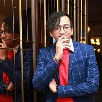 "Iya sih, maksudnya gue, kakak gue juga pengen nikah jadi emang kebetulan aja. Maksudnya ada Kakak gue yang lagi sekolah dan dia belum nikah, jadi yaudah. Bukannya gara-gara kakak terus gue jadi nggak (nikah), nggak," paparnya. (Nurwahyunan/Bintang.com)