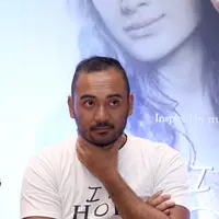 "Nyanyi sama main film itu sama aja. Kalau akting ngomong pakai gambar, kalau nyanyi pakai nada dan suara, ya semoga bisa diterima baik masyarakat," tandas aktor 30 tahun ini. (Andy Masela/Bintang.com)