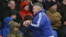  Pelatih Chelsea, Guus Hiddink terlihat gembira saat timnya berhasil menang pada wal tahun 2016 pada aga Liga Premier Inggris di Stadion Selhurst Park, Inggris,, Minggu (3/01/2016).  (Reuters/John Sibley)