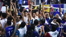 Selebrasi para pemain, pelatih dan ofisial Timnas bola voli putra Indonesia setelah menjadi juara putaran pertama SEA V League 2023 setelah mengalahkan Thailand 3-1 (21-25, 25-17, 25-23 dan 27-25) pada laga terakhir di Padepokan Voli Jenderal Polisi Kunarto, Sentul, Bogor, Minggu (23/07/2023). (Bola.com/Bagaskara Lazuardi)
