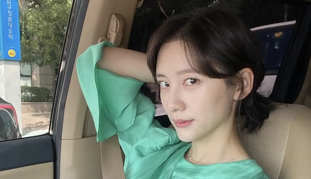 Tanpa ragu, ia mengambil foto dengan rambut dikuncir kebelakang dan wajah polos tanpa makeup. Wajahnya semakin glowing dengan pakaian warna hijau cerahnya.@voyavivirel