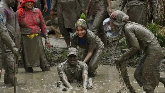FOTO: Keceriaan Petani Nepal Saat Rayakan Hari Padi Nasional