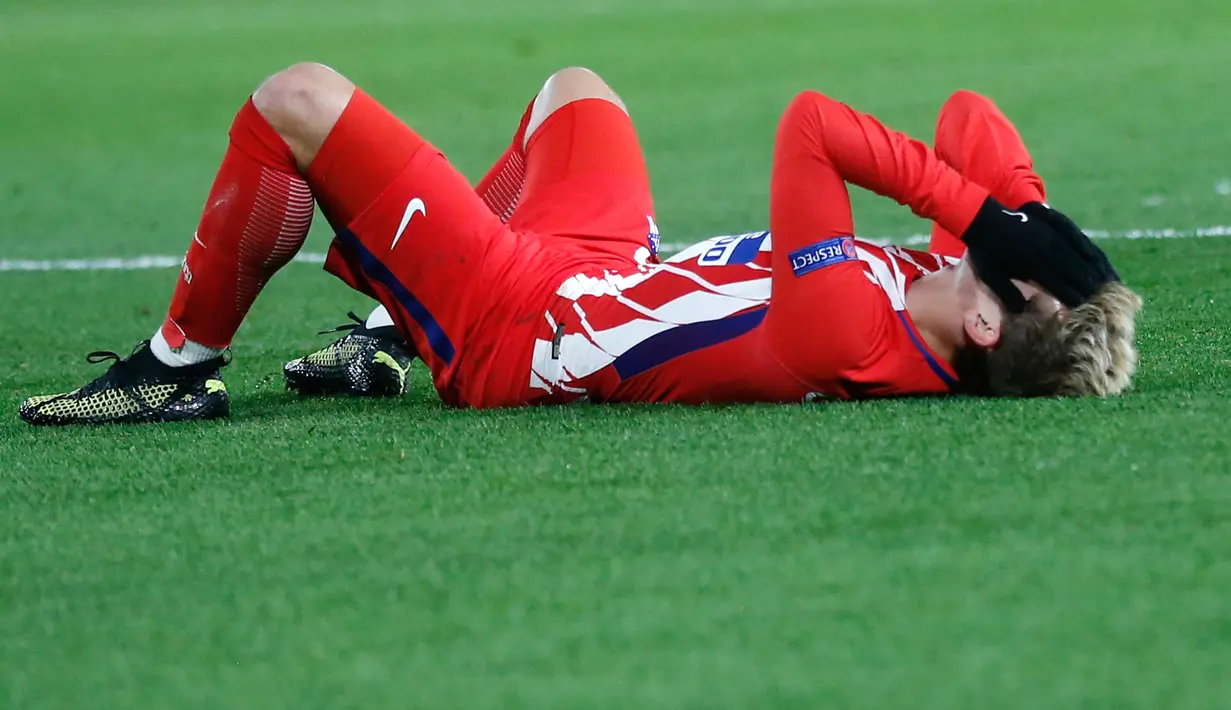 Pemain Atletico Madrid, Antoine Griezmann bereaksi terhadap skor saat matchday terakhir Grup C Liga Champions kontra Chelsea di Stamford Bridge, Rabu (6/12). Atletico Madrid gagal melangkah ke babak 16 besar setelah bermain imbang 1-1. (AP/Frank Augstein)