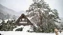 Rumah-rumah di desa Shirakawa-go dikenal sangat ikonik dengan ciri khas konstruksi keseluruhan bangunan dari kayu. (Faizal Fanani)