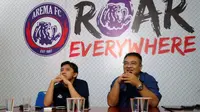 Media officer Arema, Sudarmaji (kiri), dan GM Arema, Ruddy Widodo. (Bola.com/Iwan Setiawan)