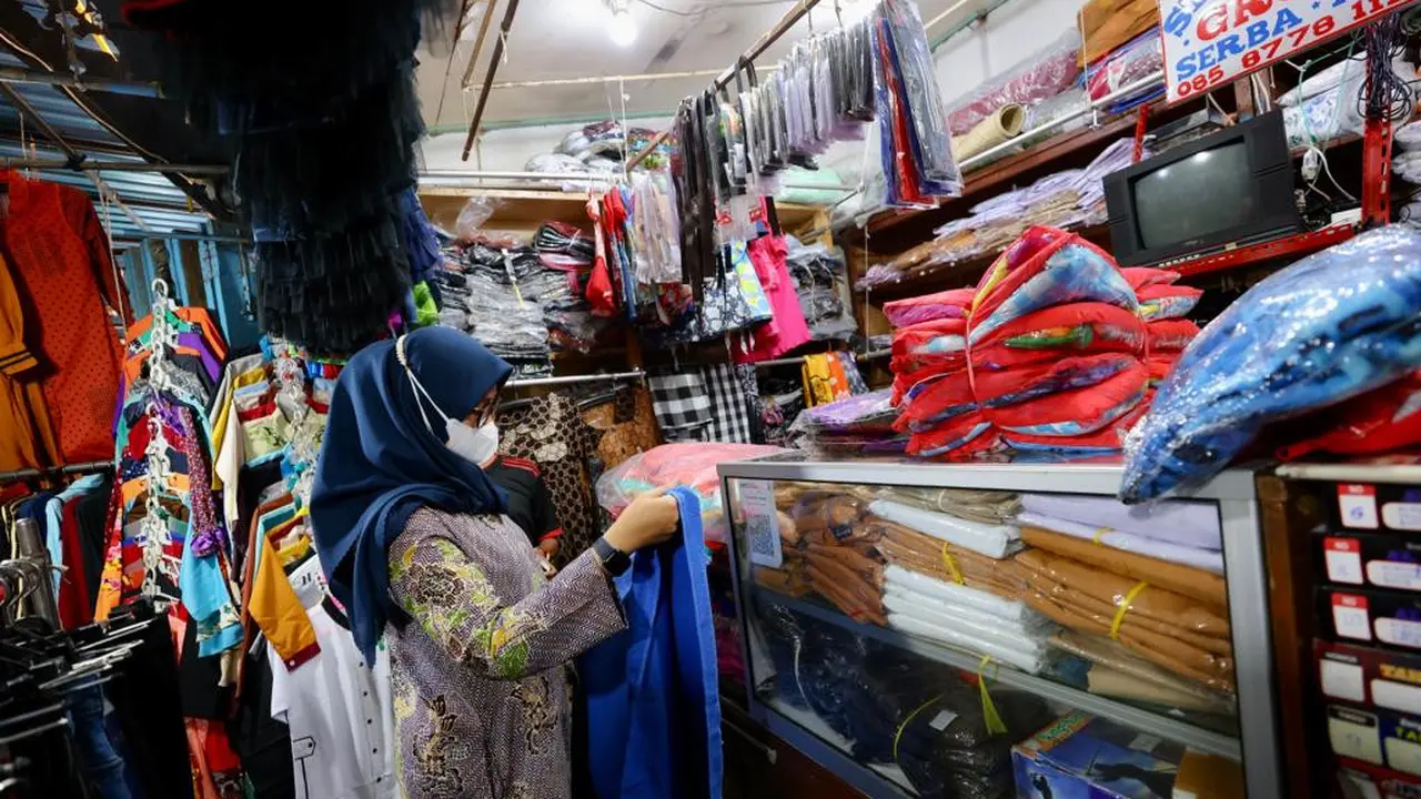 Bupati Ipuk saat belanja di pasar tradisional untuk warga terdampak banjir. (Istimewa)