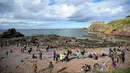 Suasana kejuaraan batu bertumpuk atau rock balancing dalam European Stone Stacking Championships 2018 di Dunbar, Skotlandia, Minggu (22/4). (ANDY BUCHANAN/AFP)