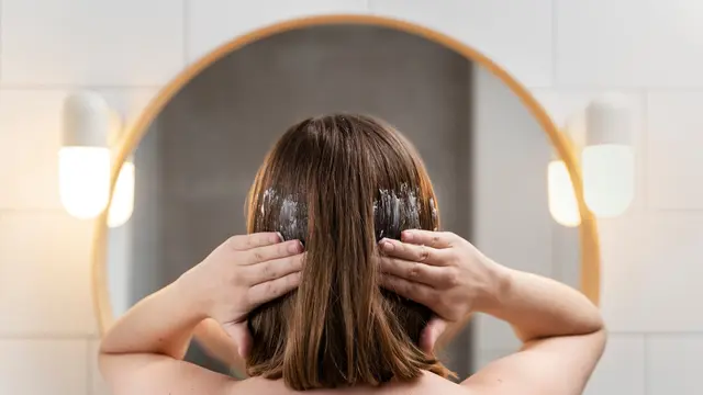 Ilustrasi menggunakan masker rambut/freepik.com