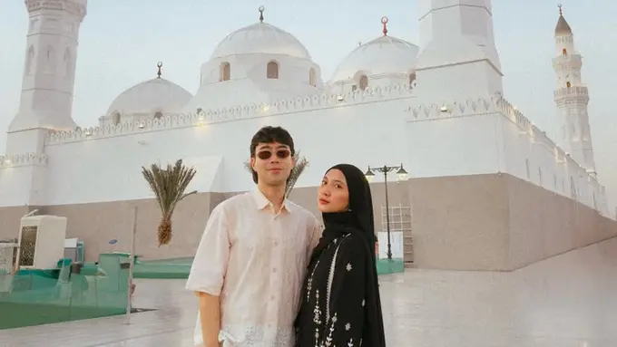 Gaya Stylish Vidi Aldiano dan Sheila Dara saat Umrah