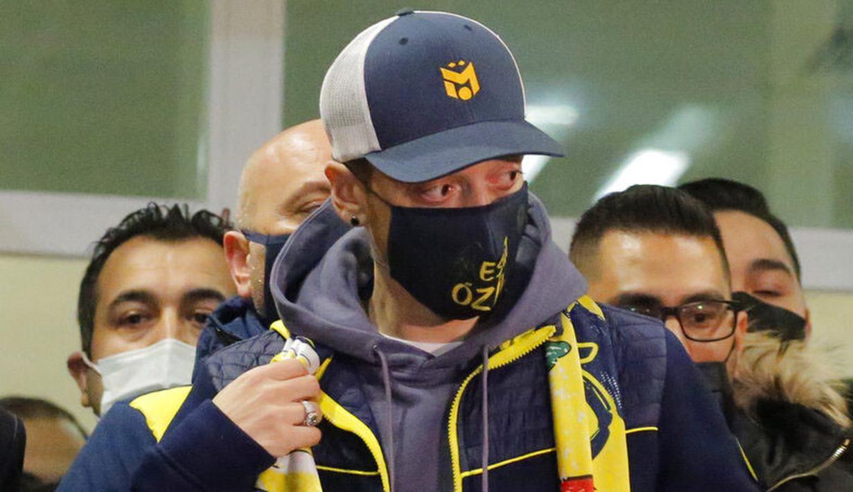 Pesepak bola asal Jerman, Mesut Ozil, saat tiba di Bandara Ataturk, Turki, Senin (18/1/2021). Setelah memutuskan hengkang dari Arsenal, Ozil akan memperkuat klub asal Turki, Fenerbahce. (AP Photo)