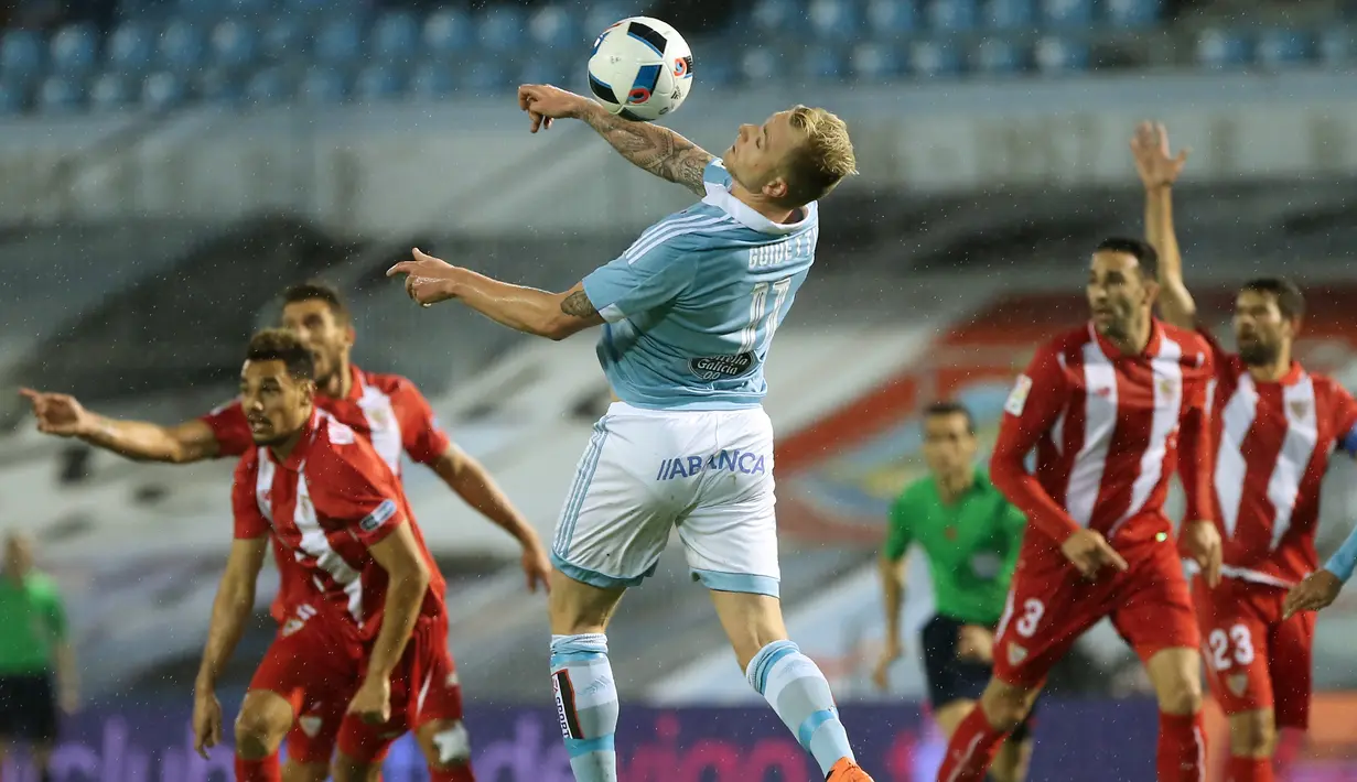 Striker Celta Vigo, John Guidetti, mengontrol bola di depan gawang Sevilla dalam leg kedua semifinal Copa del rey di Stadion Balaidos, Vigo, Spanyol, Jumat (12/2/2016) dinihari WIB. (AFP/Cesar Manso)
