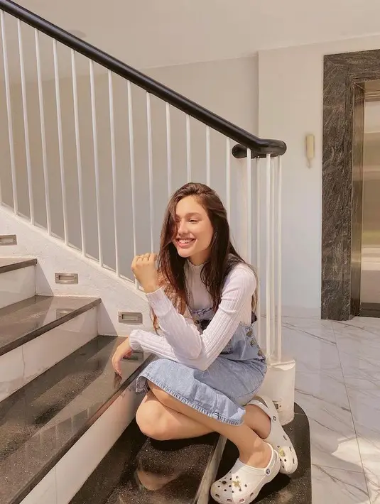 Cocok untuk hangout, kamu bisa sontek gaya Yasmin Napper satu ini. Padu padankan turtleneck ripped top dengan overall jeans.  (Instagram/yasminnapper).