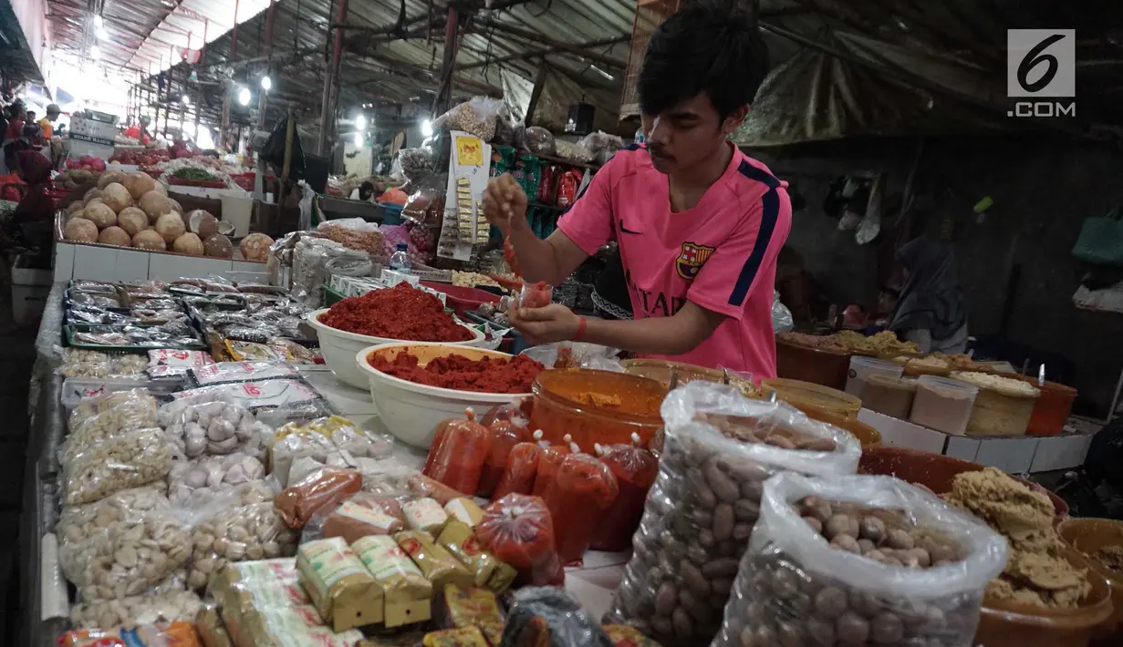 Seorang pedagang memasukan bumbu masak di Pasar Kebayoran Lama, Jakarta, Kamis (3/1). Pencapaian ini lebih rendah dibandingkan tahun 2017 yang sebesar 3,61%. (Liputan6.com/Herman Zakharia)