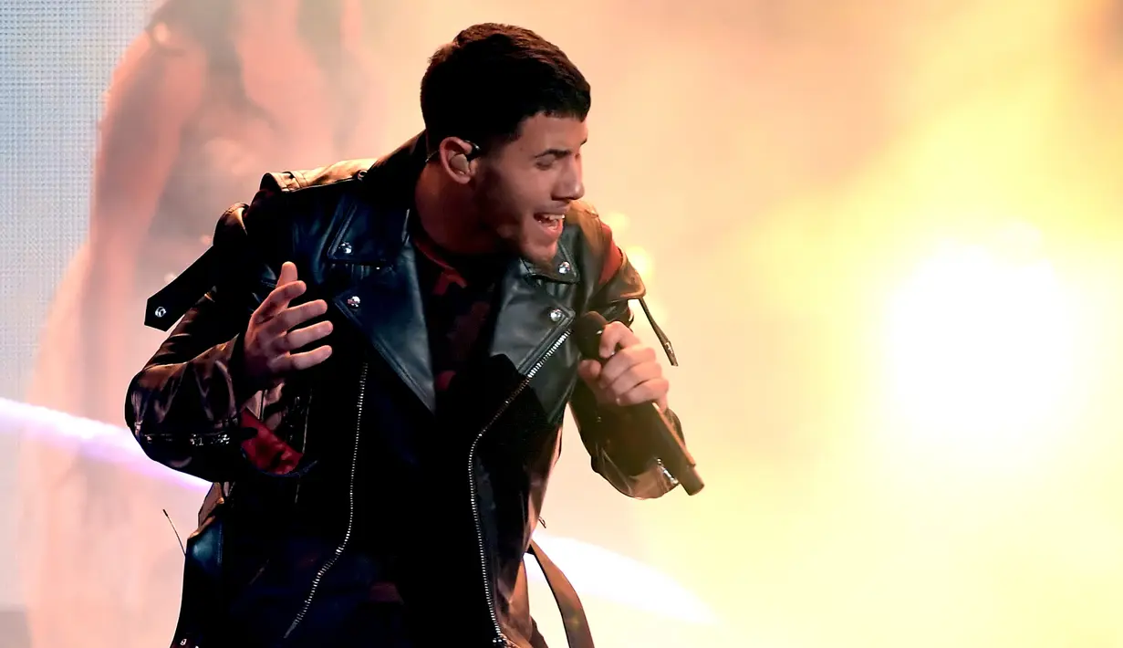 Penampilan Nick Jonas membawakan lagu barunya “Find You” di panggung American Music Awards (AMA) 2017, Los Angeles, Minggu (19/11). Mantan pacar Demi Lovato itu sukses bikin para penggemarnya meleleh. (Kevin Winter/Getty Images/AFP)