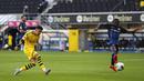 Penyerang Borussia Dortmund, Jadon Sancho, mencetak gol ke gawang SC Paderborn 07 pada laga Bundesliga di Stadion Benteler, Minggu (31/5/2020). Borussia Dortmund menang dengan skor 6-1 SC Paderborn 07. (AP/Lars Baron)