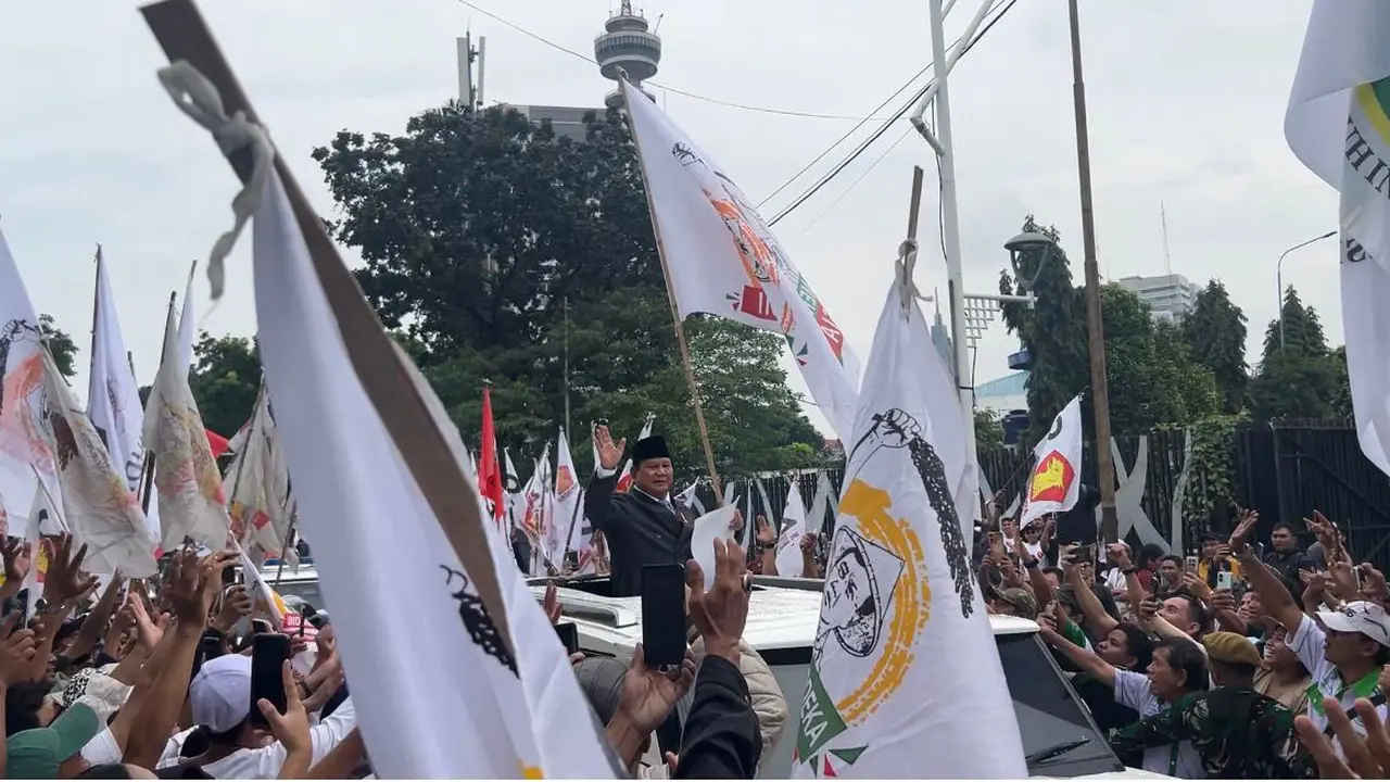 Presiden Prabowo menyapa ribuan peserta aksi damai di depan Kompleks Parlemen, Senayan, Jakarta, Rabu (20/5/2026). (Dok: Setpres)