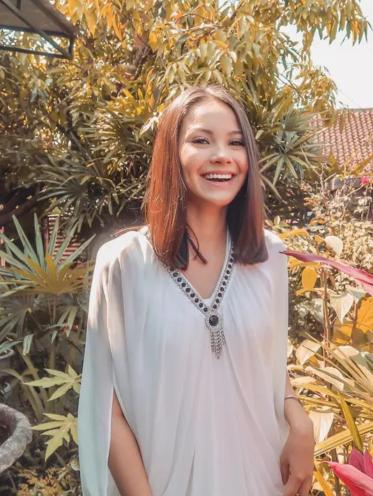 Tidak hanya punya wajah yang cantik dan eksostis, Alyssa Daguise juga punya senyum yang sangat manis. Memang tidak ada bosan-bosannya melihat wajah cantik dari Alyssa. (Foto: instagram.com/alyssadaguise)