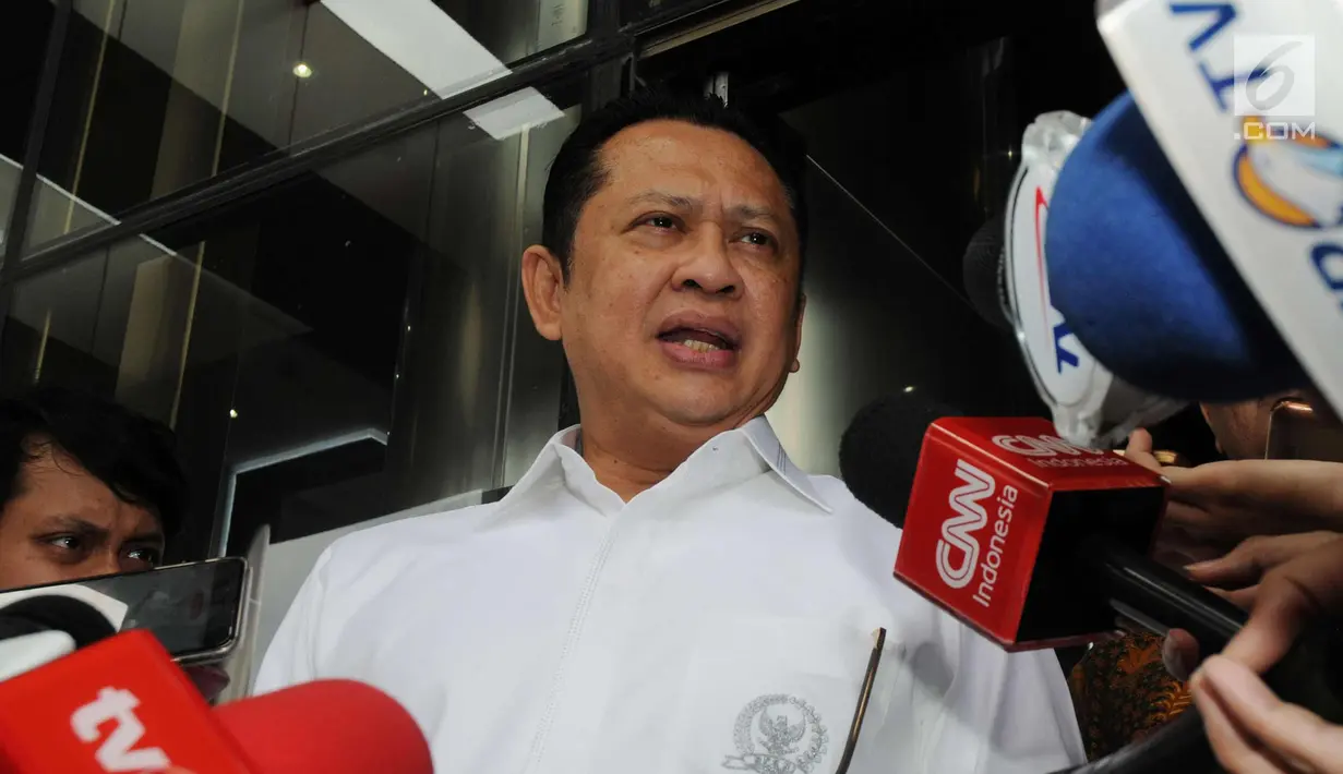 Ketua DPR Bambang Soesatyo memberi keterangan usai petemuan tertutup di KPK, Jakarta, Senin (12/3). Dalam pertemuan tersebut KPK juga mendengarkan masukan dari berbagai instansi DPR, Polri, Kejaksaan Agung, MA, MK dan dll. (Merdeka.com/Dwi Narwoko)