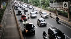 Kepadatan arus kendaraan saat melintas di by pass Jalan Ahmad Yani, Jakarta, Rabu (13/5/2020). Jumlah kendaraan pribadi mulai kembali meningkat hingga menyebabkan kepadatan arus lalu lintas di sejumlah jalan Ibu Kota meski penerapan PSBB masih berlangsung. (merdeka.com/Iqbal S. Nugroho)