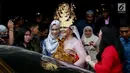 Kahiyang Ayu mengenakan Bulang Mandailing saat prosesi pemberian marga di rumah Pamannya Bobby Nasution di Medan, Selasa (21/11). Kahiyang Ayu resmi menjadi Kahiyang Ayu Boru Siregar. (Liputan6.com/JohanTallo)