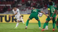 Pemain Timnas Indonesia, Marselino Ferdinan mencetak gol pertama timnya ke gawang Arab Saudi pada laga lanjutan putaran ketiga Grup C Kualifikasi Piala Dunia 2026 di Stadion Utama Gelora Bung Karno (SUGBK), Senayan, Jakarta, Selasa (19/11/2024). (Bola.com/Abdul Aziz)