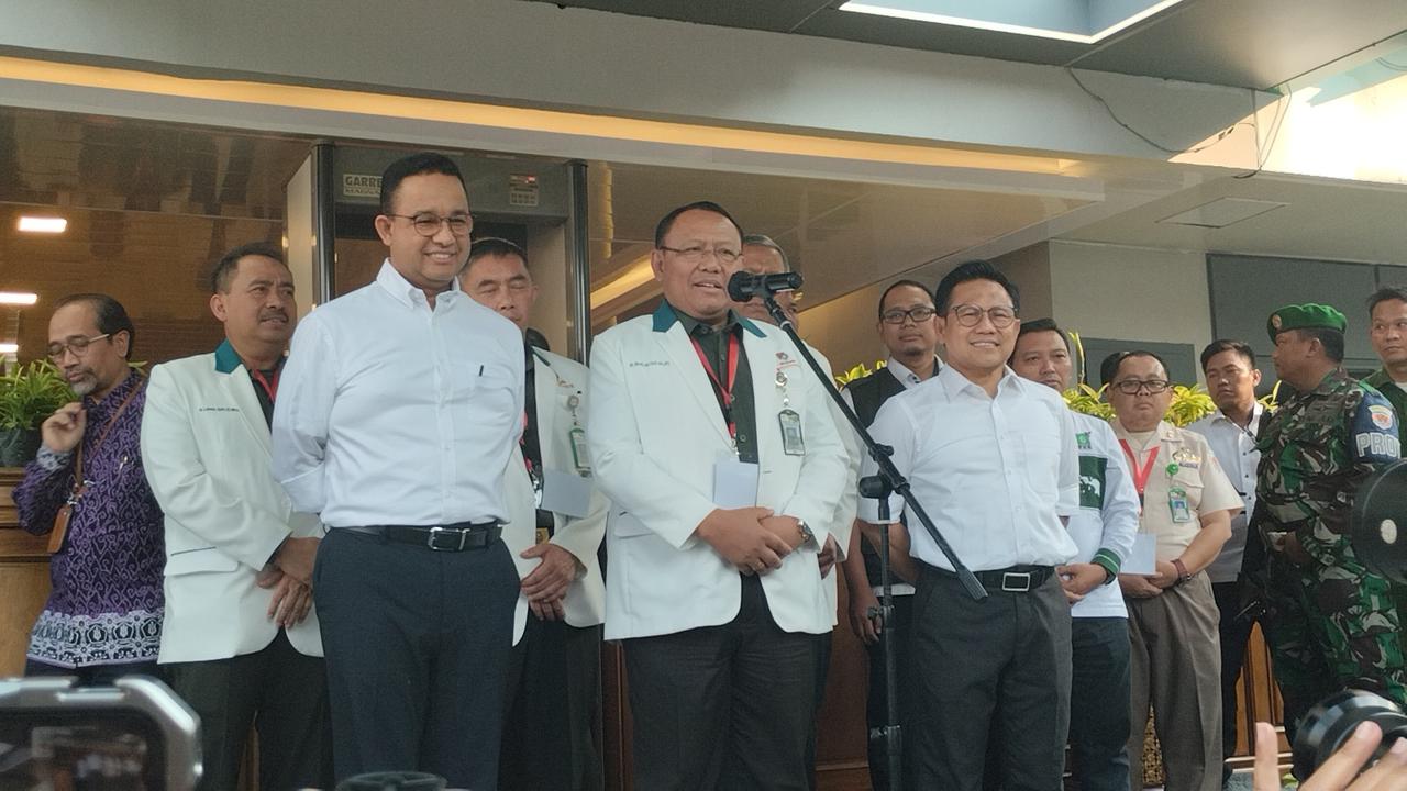Kepala RSPAD Gatot Soebroto Budi Sulistya usai melakukan serangkaian tes kesehatan pasangan capres Anies Baswedan dan Cawapres Muhaimin Iskandar (AMIN), Sabtu (21/10/2023).