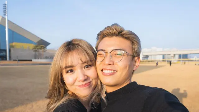 Resmi Pamerkan Hubungan Asmara, Ini 7 Potret Jang Hansol dan Kekasih