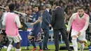 Pemain berusia 34 tahun itu enggan menjabat tangan pelatih PSG, Mauricio Pochettino, saat ditarik keluar. Dia pun memandang sang pelatih dengan tatapan kesal. (AP/Francois Mori)