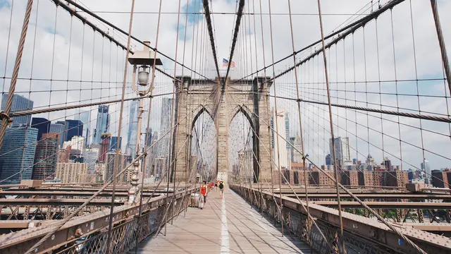 Ilustrasi Brooklyn Bridge. (dok. Robert Bye/Unsplash/Adhita Diansyavira)