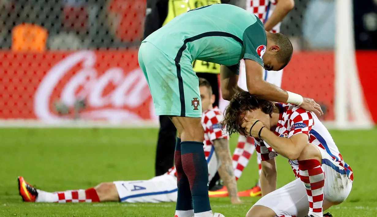 Pemain Portugal, Pepe, menghibur pemain Kroasia yang juga rekannya di Real Madrid, Luka Modric, pada laga 16 besar Piala Eropa 2016 di Stade Bollaert-Delelis, Lens, Minggu (26/6/2016) dini hari WIB. (Reuters/Gonzalo Fuentes)