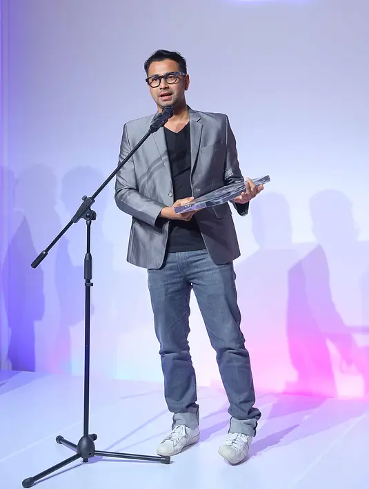 Hal itu berdasarkan jumlah komentar dan likes antara bulan Januari sampai Juni 2017 hingga mencapai 258 juta. Usai menerima dua penghargaan tersebut, Raffi tak lupa mengucap syukur pada haters atau pembencinya dalam Instagram. (Nurwahyunan/Bintang.com)