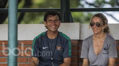 Pelatih Timnas Indonesia, Luis Milla, kedatangan tamu istimewa yakni sang istri, Maria Luisa, saat seleksi Timnas Indonesia U-22 di Lapangan SPH Karawaci, Banten, Rabu (8/3/2017). (Bola.com/Vitalis Yogi Trisna)