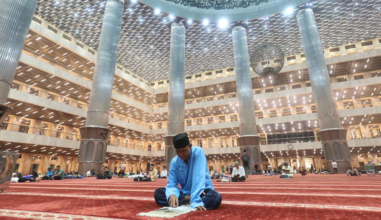 Meski dapat dilakukan kapan saja, Itikaf sangat dianjurkan dilakukan pada sepuluh hari terakhir bulan Ramadan. Tampak dalam foto, umat Muslim dari berbagai wilayah Jakarta dan sekitarnya saat melakukan Itikaf pada malam ke-21 Ramadan di Mesjid Istiqlal, Jakarta, Selasa (10/3/2026). (Kapanlagi.com/Budy Santoso)