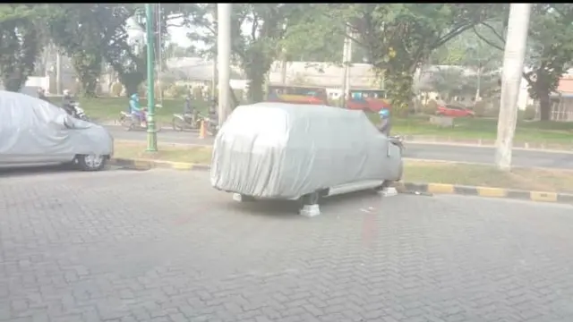 Mobil Tertutup Cover pun Tak Luput dari Maling Ban