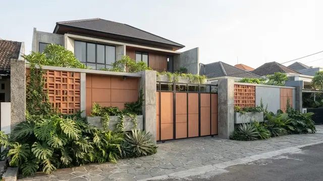 Inspirasi Rumah dengan Pagar Warna Terracotta yang Terlihat Hangat dan Elegan