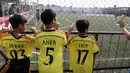 Para pemain cadangan sedang menyaksikan rekannya berlaga pada Liga Bola Indonesia di Lapangan Lapangan Sabnani Park, Alam Sutra, Minggu (7/8/2016). (Bola.com/Nicklas Hanoatubun)