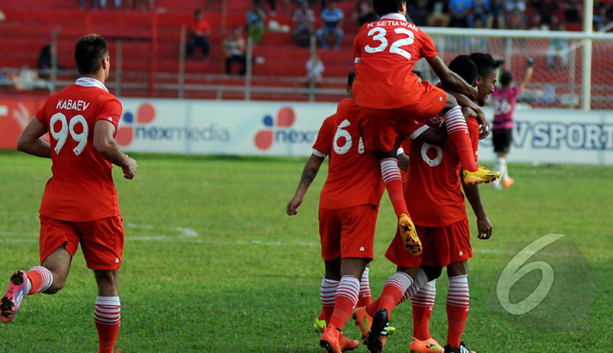 Para pemain Persija Jakarta melakukan selebrasi usai mencetak gol ke gawang Persija pada laga SCM Cup 2015. Skor berakhir imbang 1-1 di Stadion H Agus Salim, Padang, Senin (19/1/2015). (Liputan6.com/Johan Tallo)
