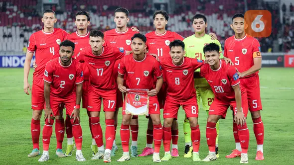 <p>Foto tim starting XI Timnas Indonesia sebelum dimulainya laga Grup F kualifikasi Piala Dunia 2026 Zona Asia menghadapi Vietnam di Stadion Utama Gelora Bung Karno (SUGBK), Senayan, Jakarta, Kamis (21/3/2024). (Bola.com/Bagaskara Lazuardi)</p>