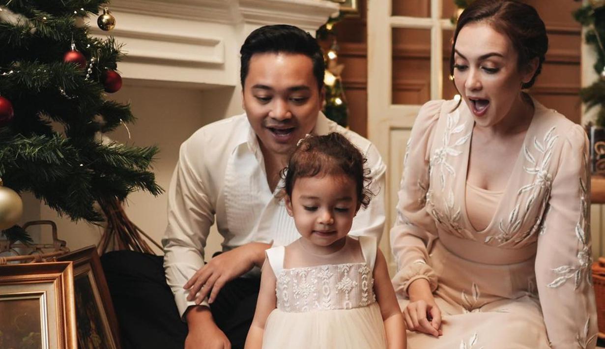 Wanita kelahiran 22 September 1983 ini membagikan beberapa hasil pemotretan berkonsep Natal dalam akun Instagram pribadinya. Tentu saja, pemotretan tersebut langsung mencuri perhatian banyak netizen. (Liputan6.com/IG/@riantic)