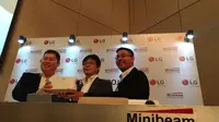 Peluncuran proyektor LG Probeam oleh  IT Product Head LG IndonesiaSusanto, IT &B2B Marketing Manager LG Indonesia Youn Keun Park, dan IT Product Marketing LG IndonesiaFerdiansyah (Foto: Dok LG)