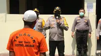 Kapolres Metro Jakarta Barat Kombes Audie S Latuheru memberikan arahan kepada para tahanan. (Dok Polres Jakbar)