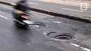 Jalan raya yang menjadi salah satu akses utama ini menjadi perhatian serius bagi warga sekitar dan pengendara yang melintasi area tersebut. (Magang/Liputan6.com/Muhammad Rizal)