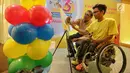Presiden Direktur Chubb Life Bimal Balasingham (kanan) melukis bersama penyandang disabilitas yang tergabung dalam ThisAble pada acara Craft your Future with Chubb pada Senin (20/5/2019). Kegiatan ini sebagai bentuk perhatian dan dukungan pada sesama. (Liputan6.com/Fery Pradolo)