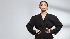 Menggunakan busana berwarna serba hitam, penampilan Lyodra Ginting satu ini bak terlihat lady boss. Ia pun terlihat menata rambut dengan cukup sederhana serta menggunakan aksesoris cukup simpel. (Liputan6.com/IG/@lyodraofficial)
