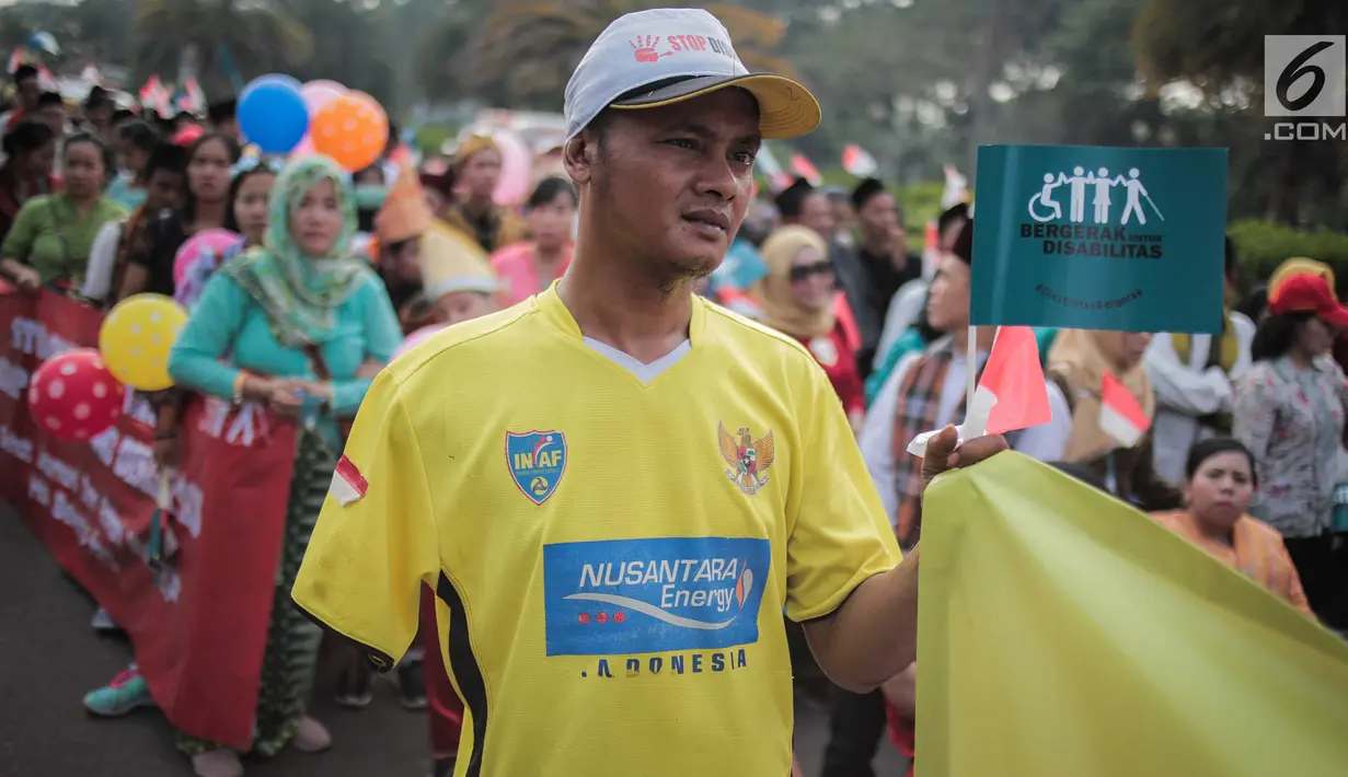 Sejumlah penyandang disabilitas mengikuti pawai budaya di kawasan MH Thamrin, Jakarta, Selasa (27/8/2019). Kegiatan bertema “Menuju Disabilitas Merdeka” tersebut menuntut pemerintah Indonesia untuk tidak melakukan diskriminasi terhadap mereka. (Liputan6.com/Faizal Fanani)