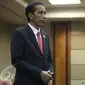 Presiden Joko Widodo (Jokowi) saat menunggu kedatangan Menteri Luar Negeri Arab Saudi, Adel al-Jubeir dan rombongan di sela pertemuan KTT Luar Biasa OKI di Jakarta, Senin (7/2/2016). (Liputan6.com/Faizal Fanani)